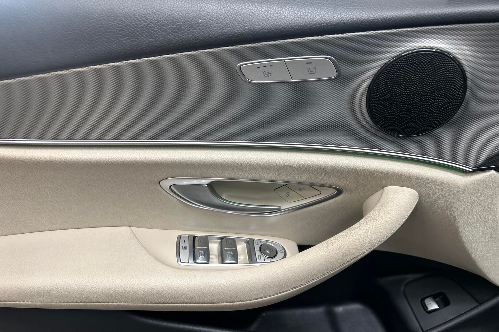 Mercedes-Benz E iso kuva 22