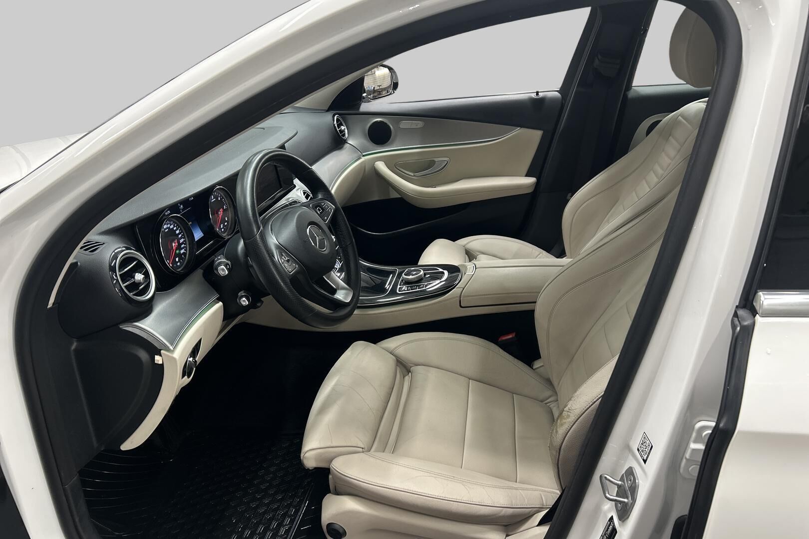Mercedes-Benz E iso kuva 9