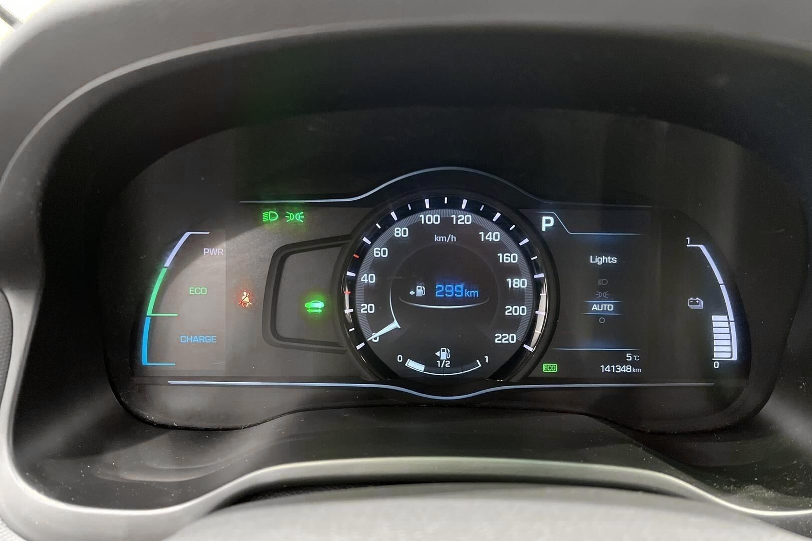 Hyundai IONIQ hybrid iso kuva 11