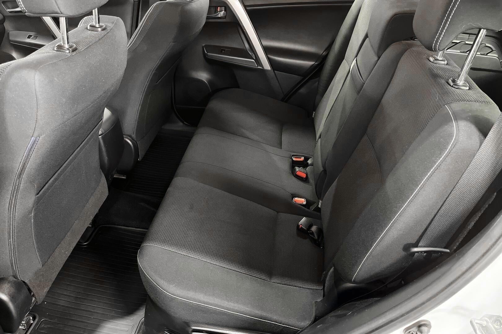 Toyota RAV4 iso kuva 10
