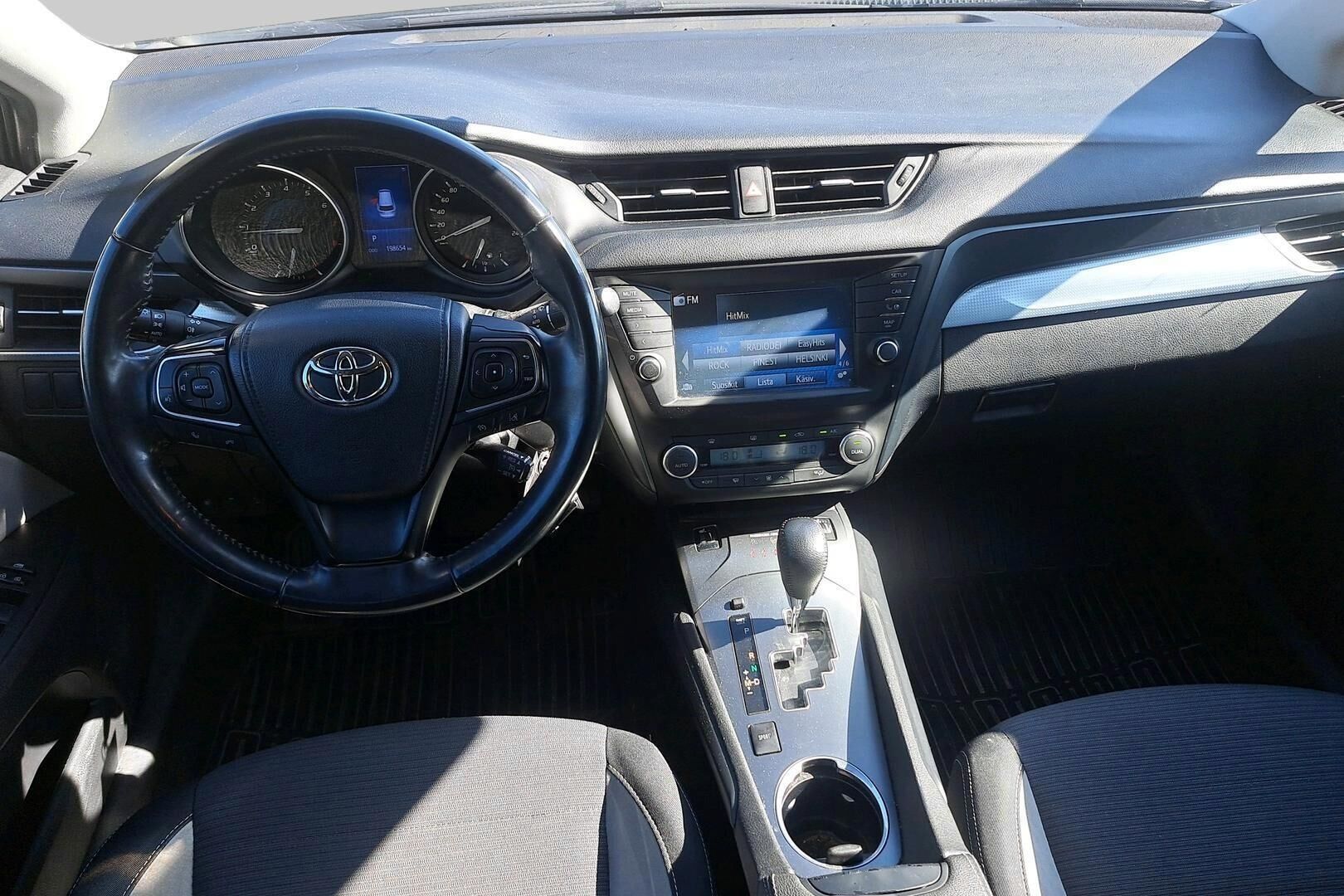 Toyota Avensis iso kuva 2