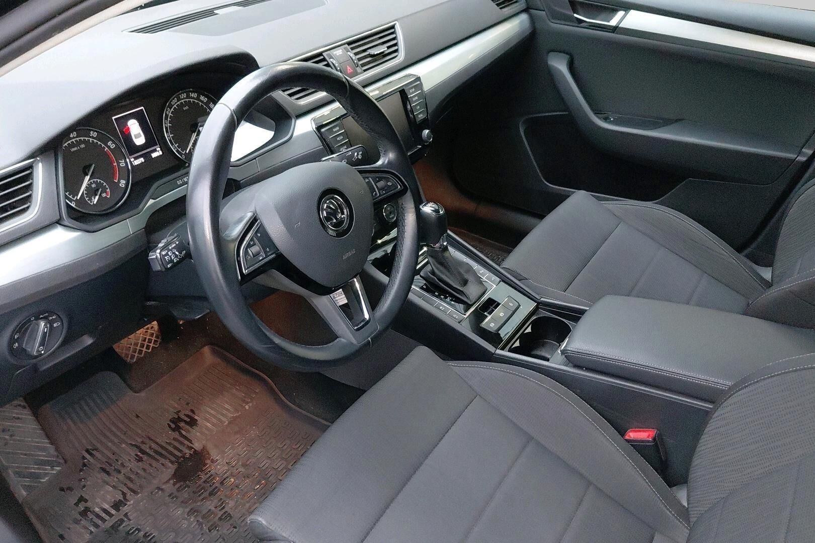 Skoda Superb iso kuva 2