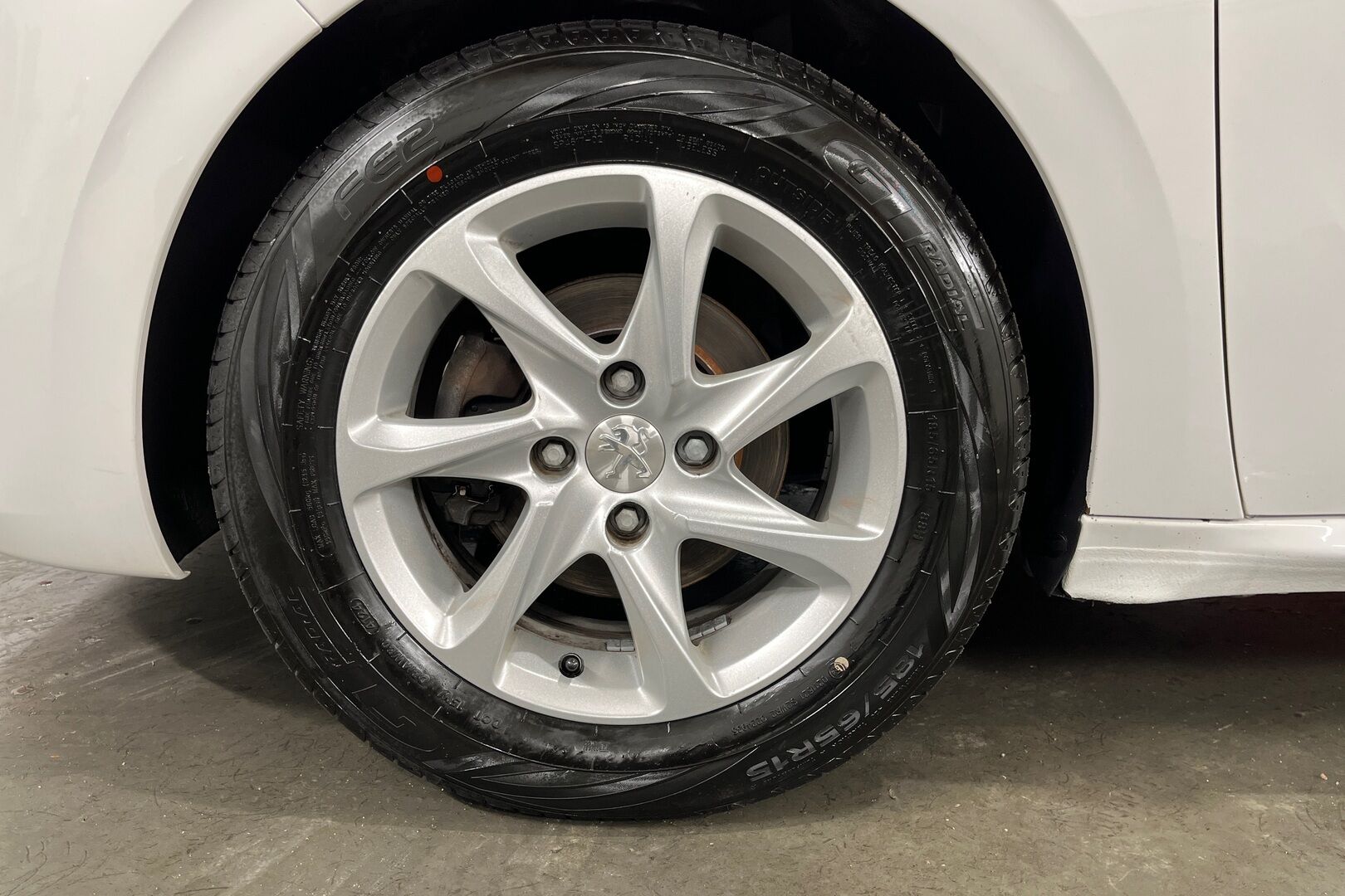Peugeot 208 iso kuva 10