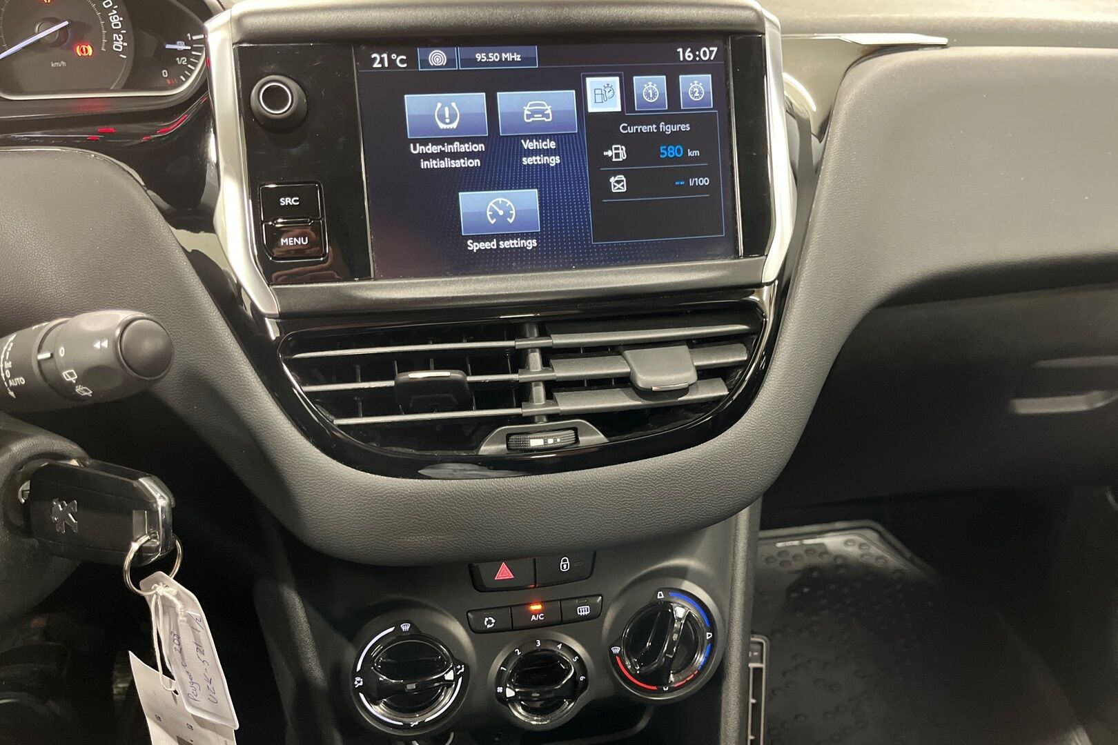 Peugeot 208 iso kuva 11