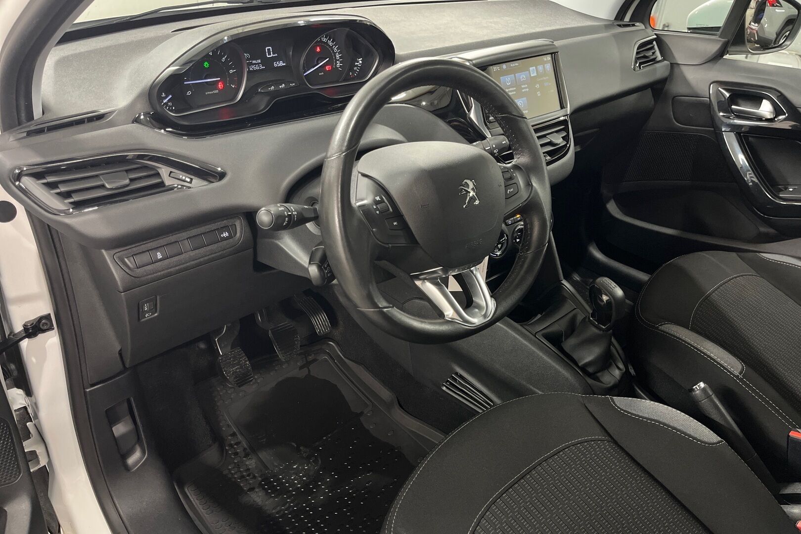 Peugeot 208 iso kuva 6