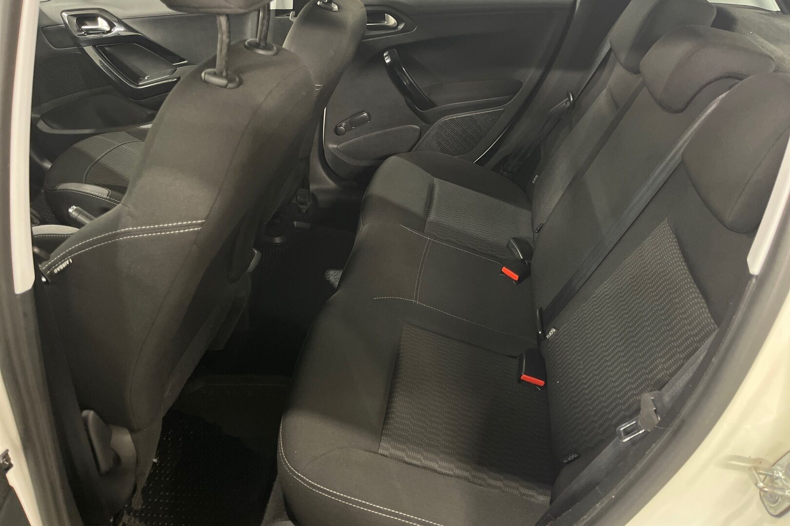 Peugeot 208 iso kuva 8