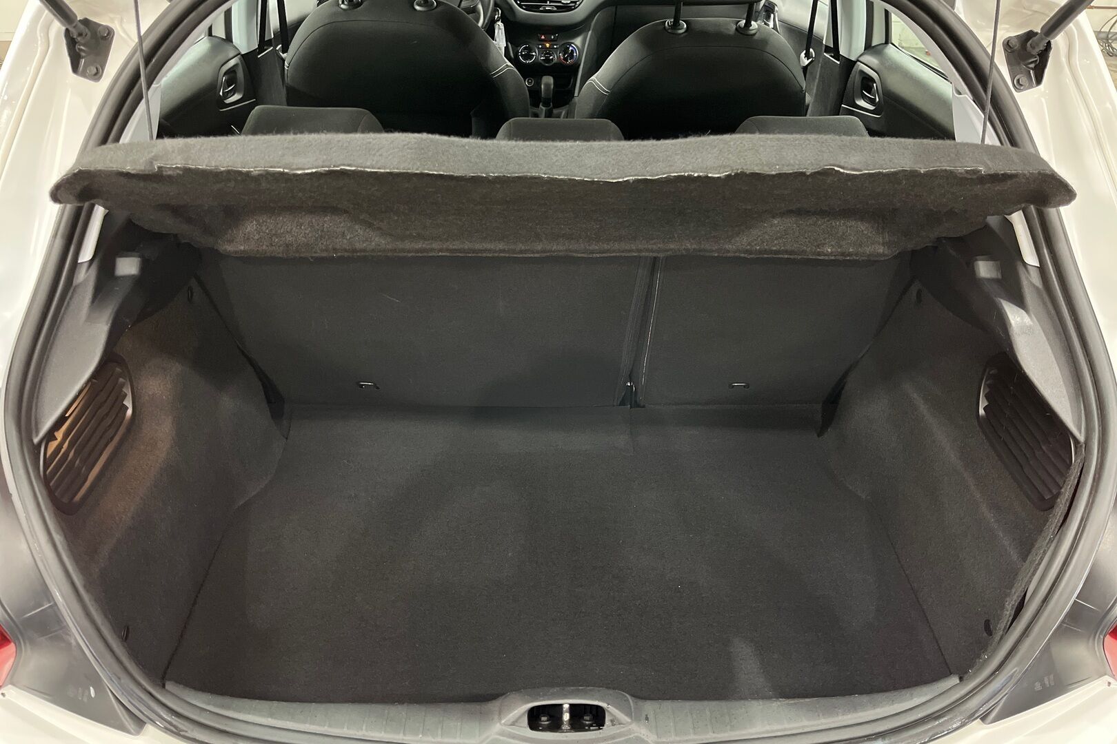 Peugeot 208 iso kuva 9