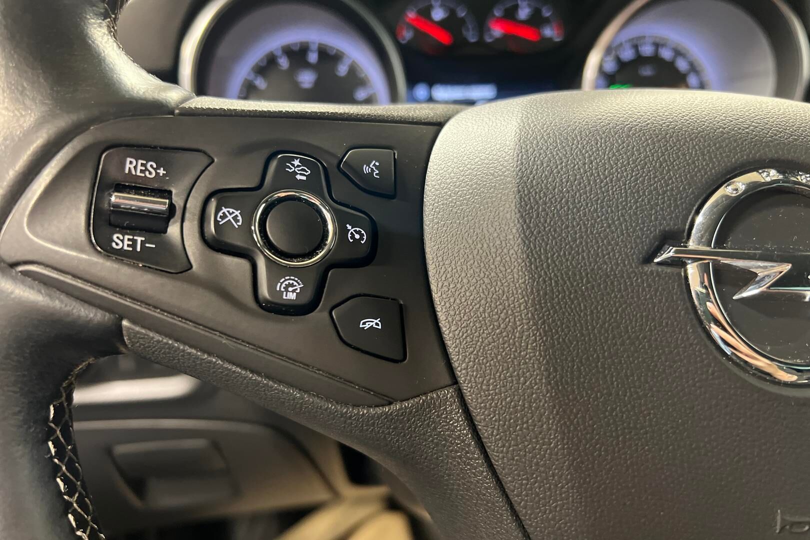 Opel Astra iso kuva 20