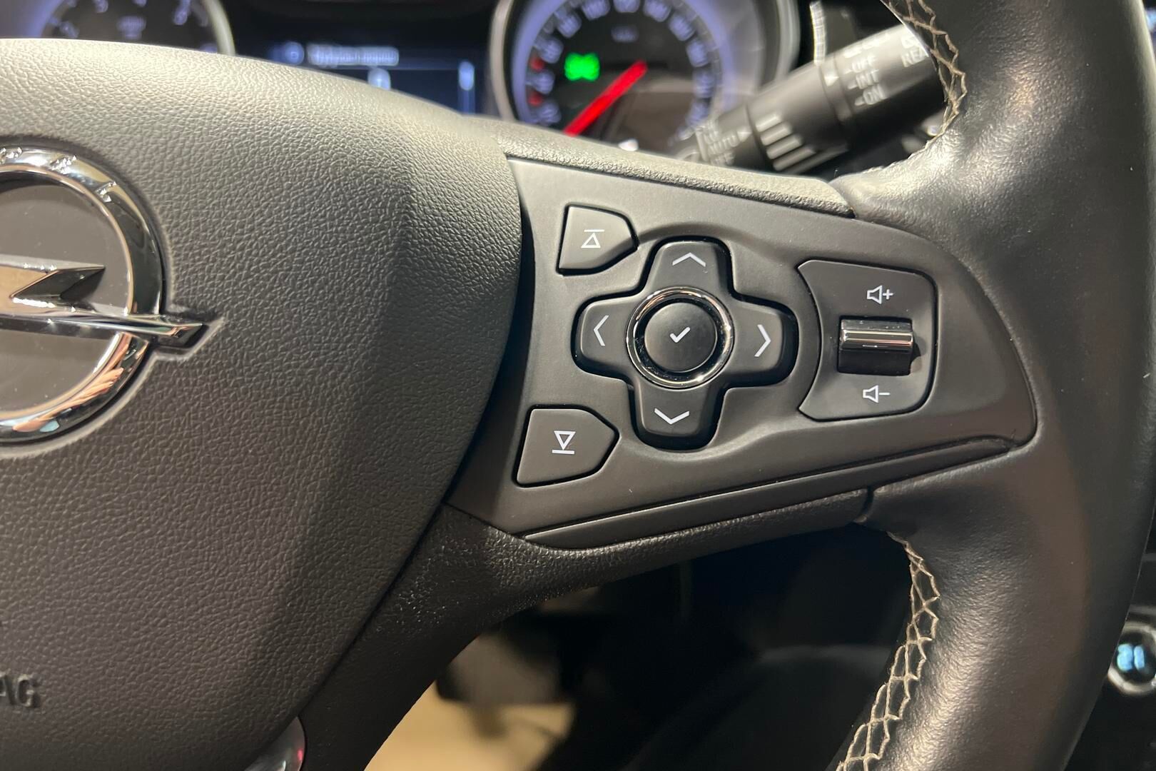 Opel Astra iso kuva 21