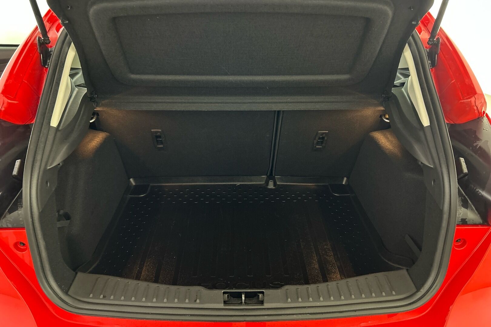 Ford Focus iso kuva 15