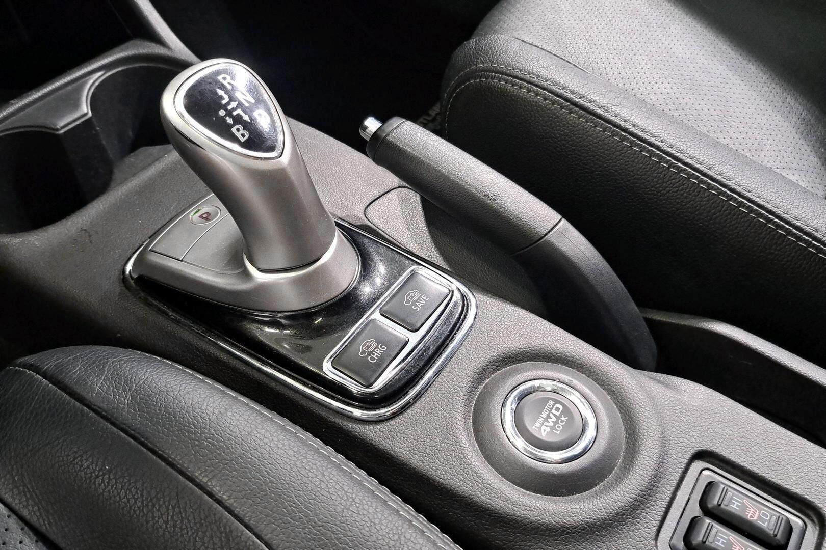 Mitsubishi Outlander PHEV iso kuva 12
