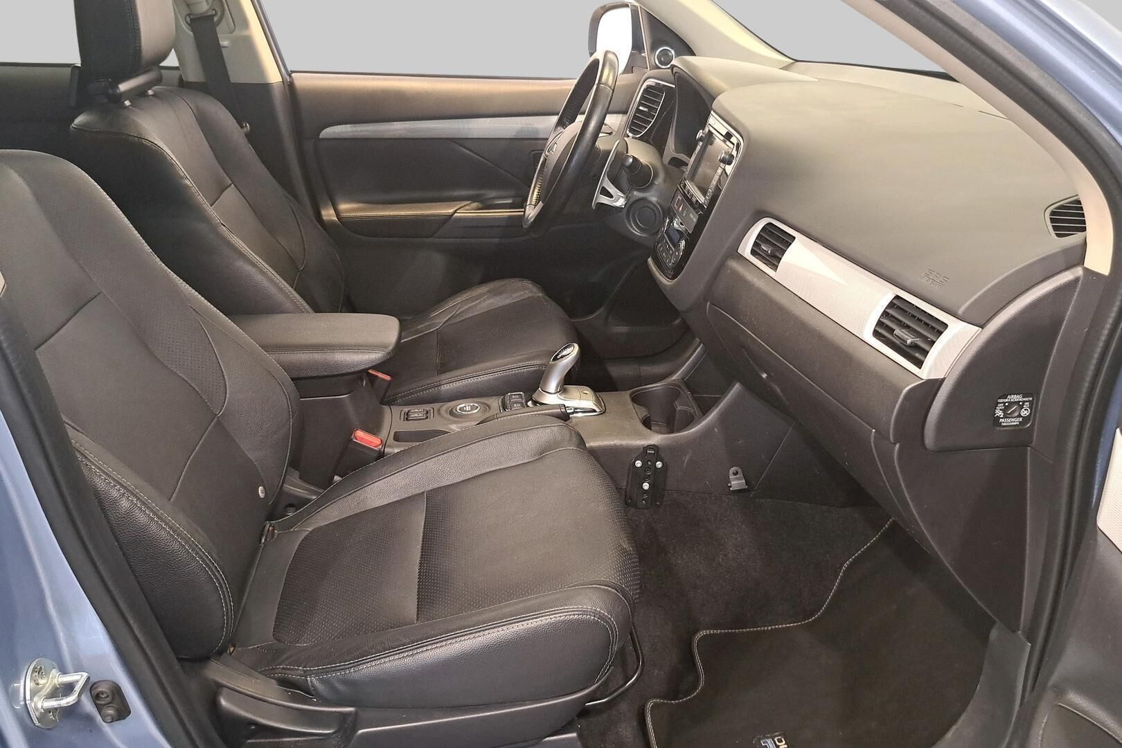 Mitsubishi Outlander PHEV iso kuva 14