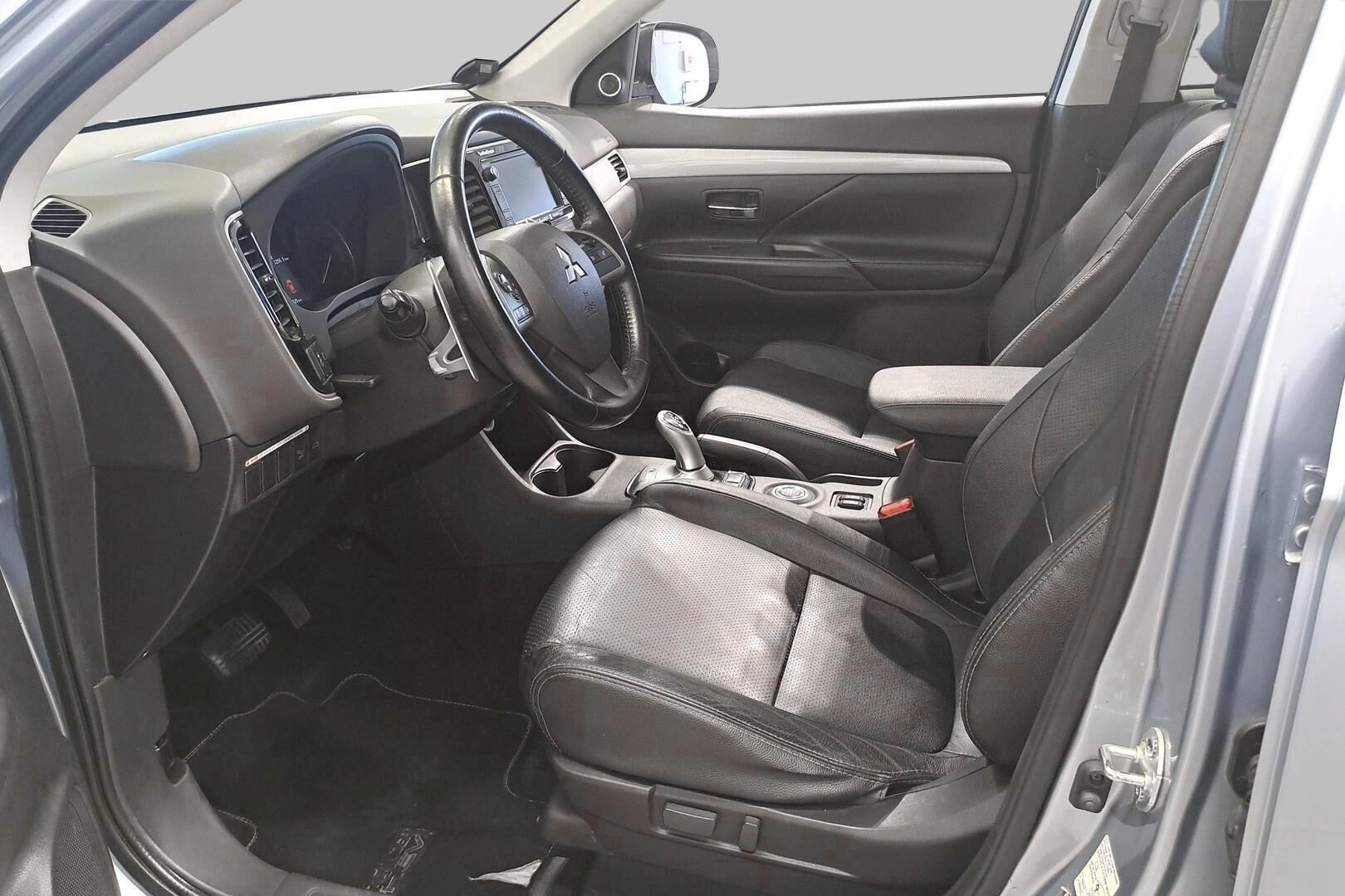 Mitsubishi Outlander PHEV iso kuva 8