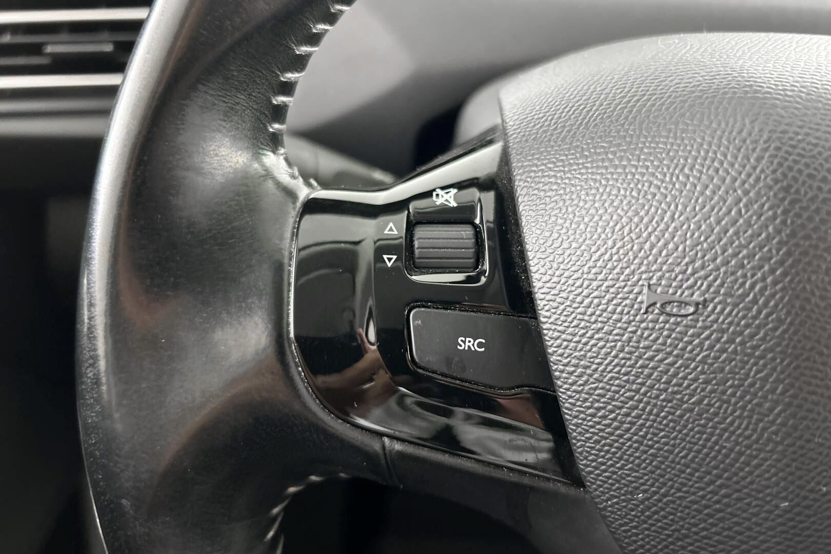 Peugeot 308 iso kuva 16