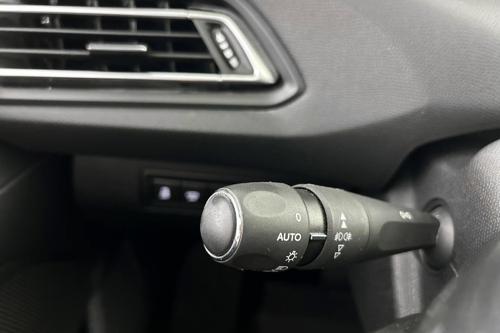 Peugeot 308 iso kuva 18