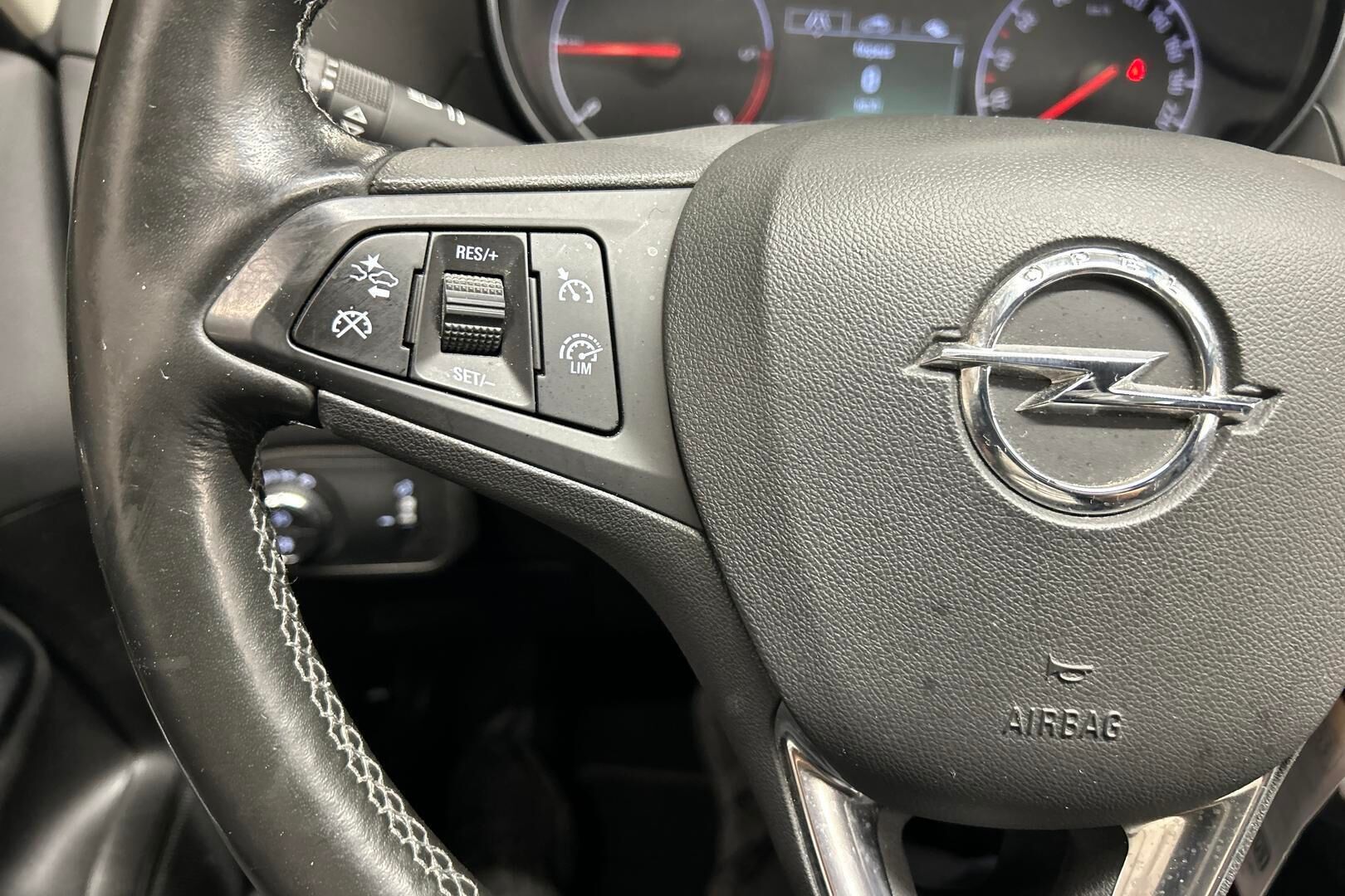 Opel Zafira iso kuva 15