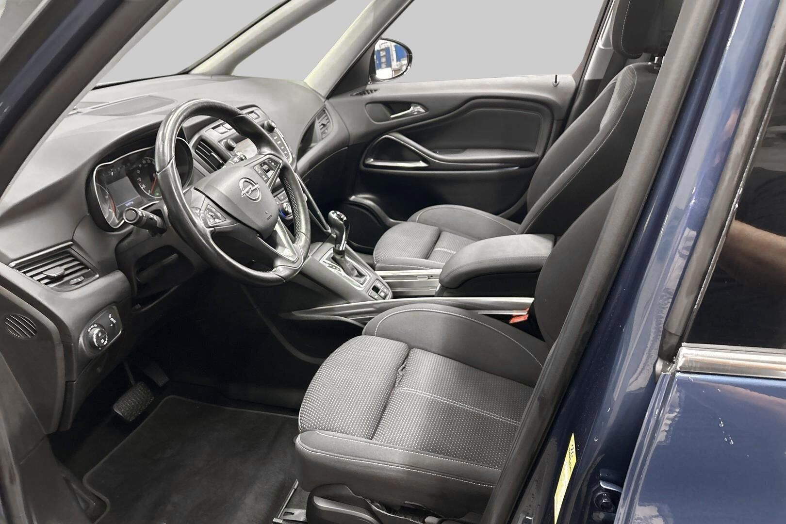 Opel Zafira iso kuva 8
