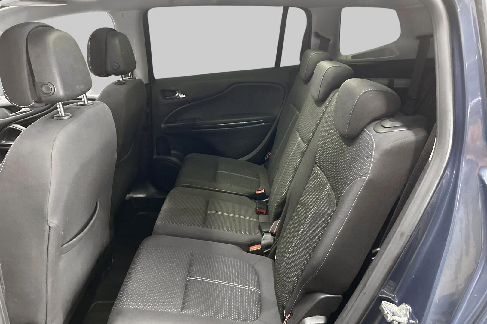 Opel Zafira iso kuva 9