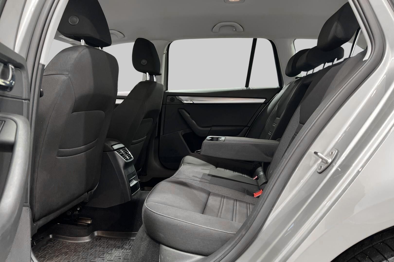 Skoda Octavia iso kuva 10