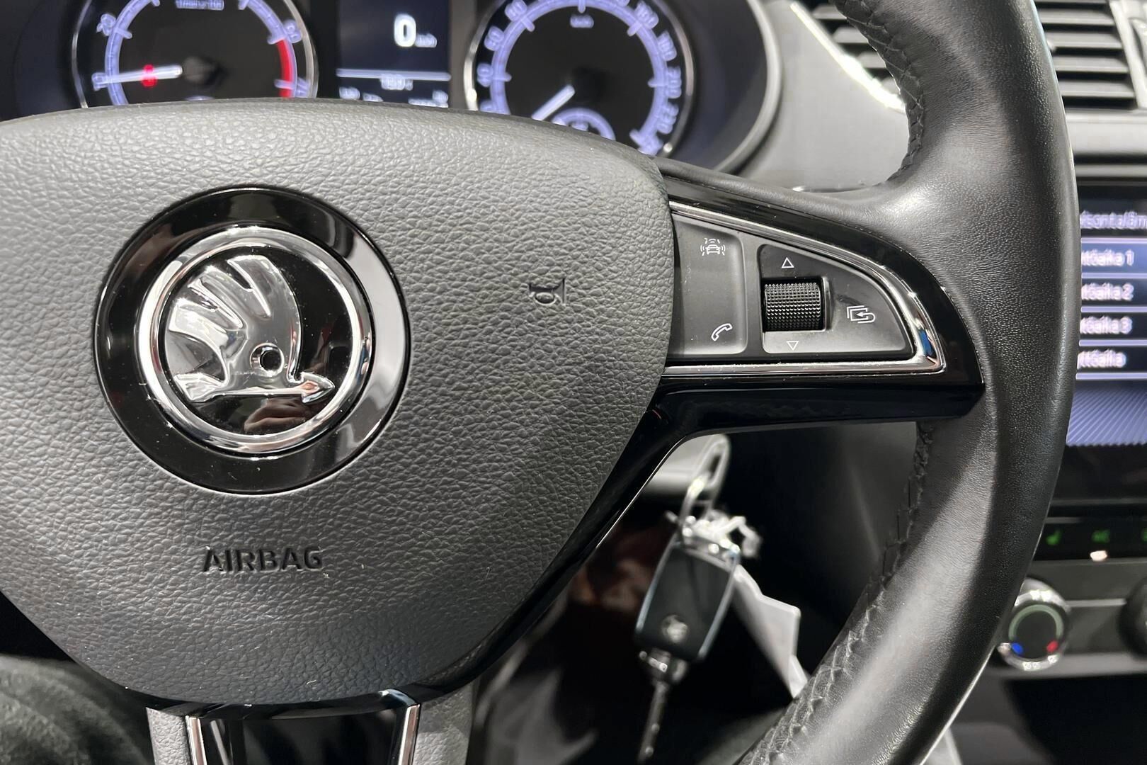 Skoda Octavia iso kuva 24