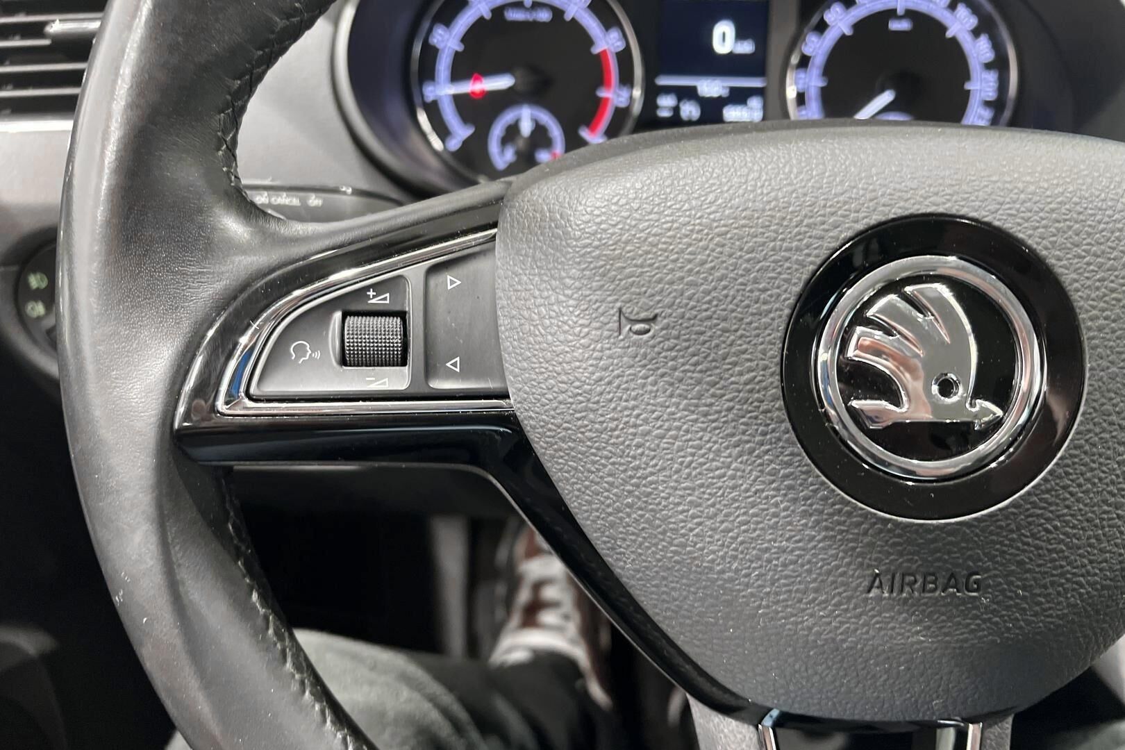 Skoda Octavia iso kuva 25