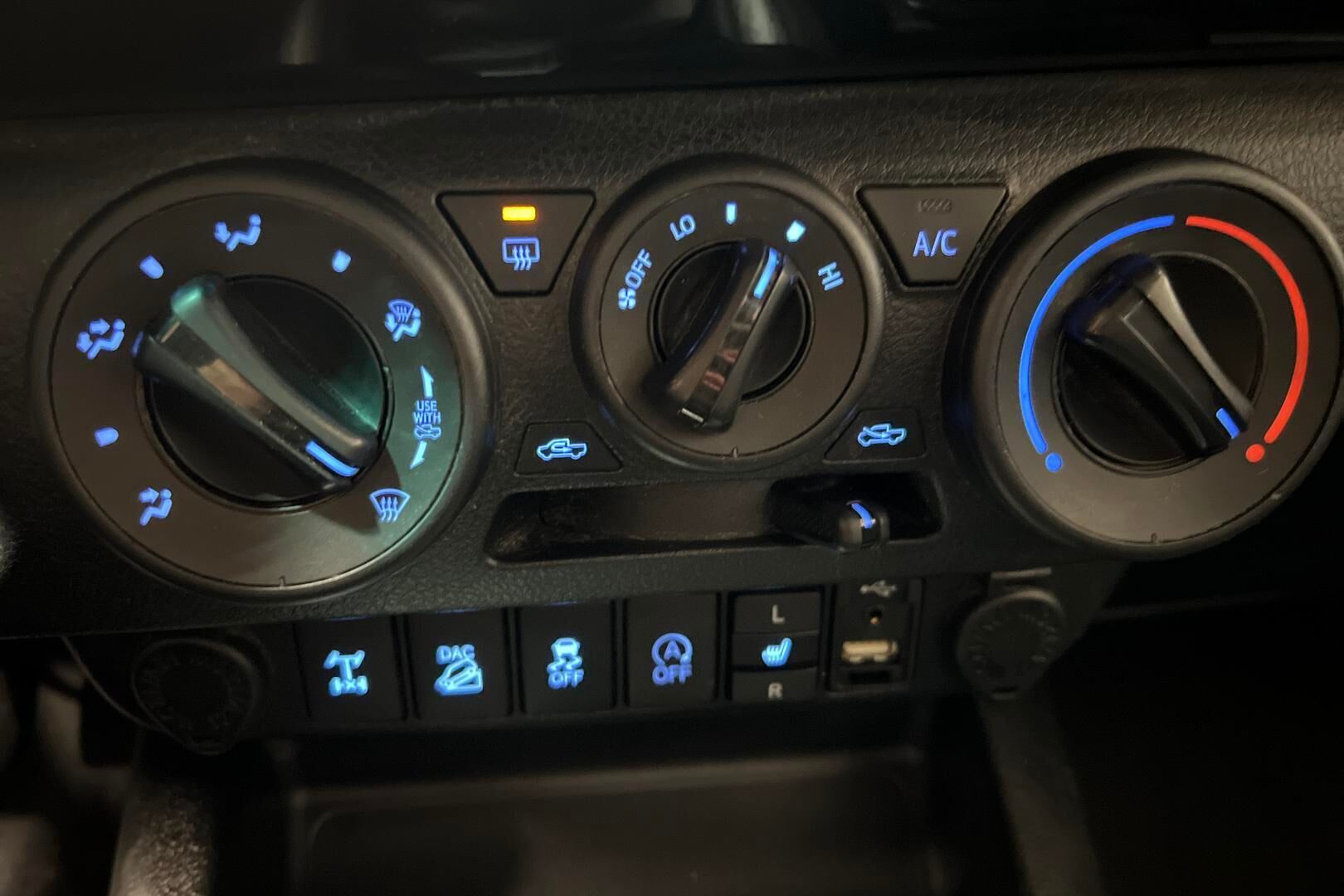 Toyota Hilux iso kuva 15