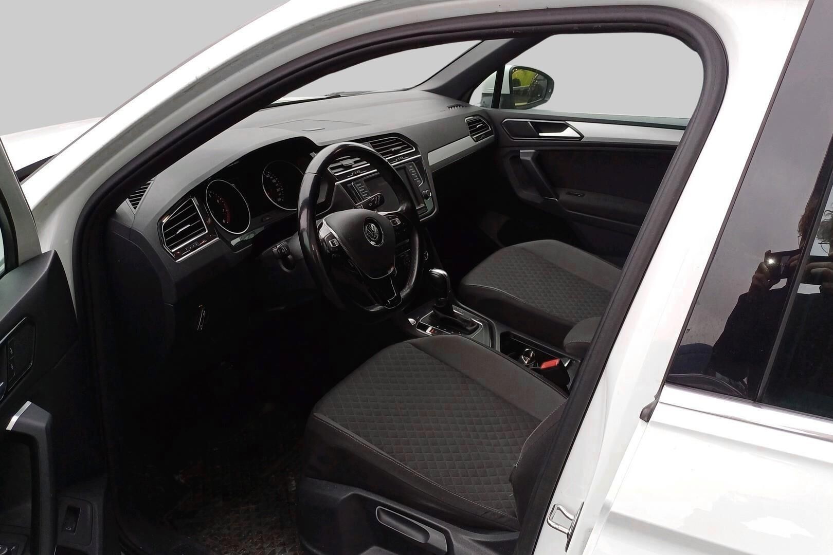 Volkswagen Tiguan iso kuva 2