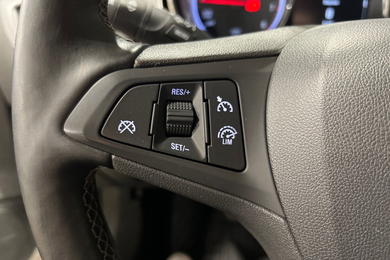 Opel Astra iso kuva 11