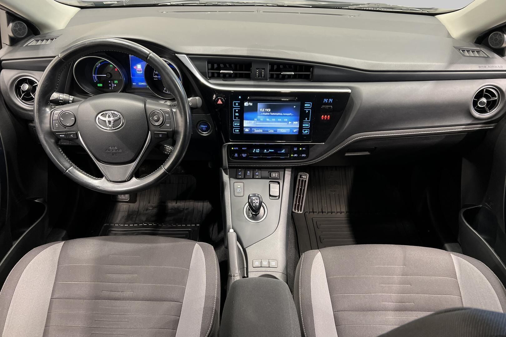 Toyota Auris iso kuva 11