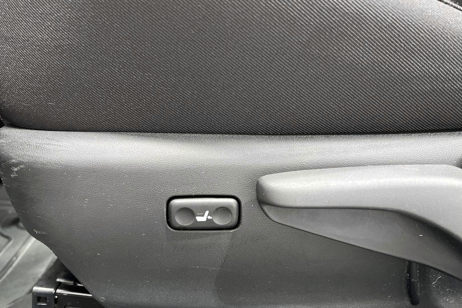 Toyota Auris iso kuva 24