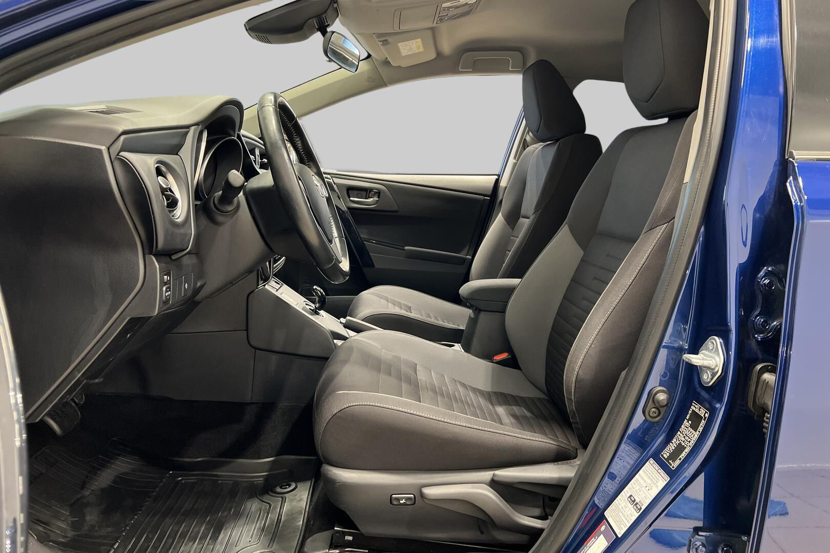 Toyota Auris iso kuva 9