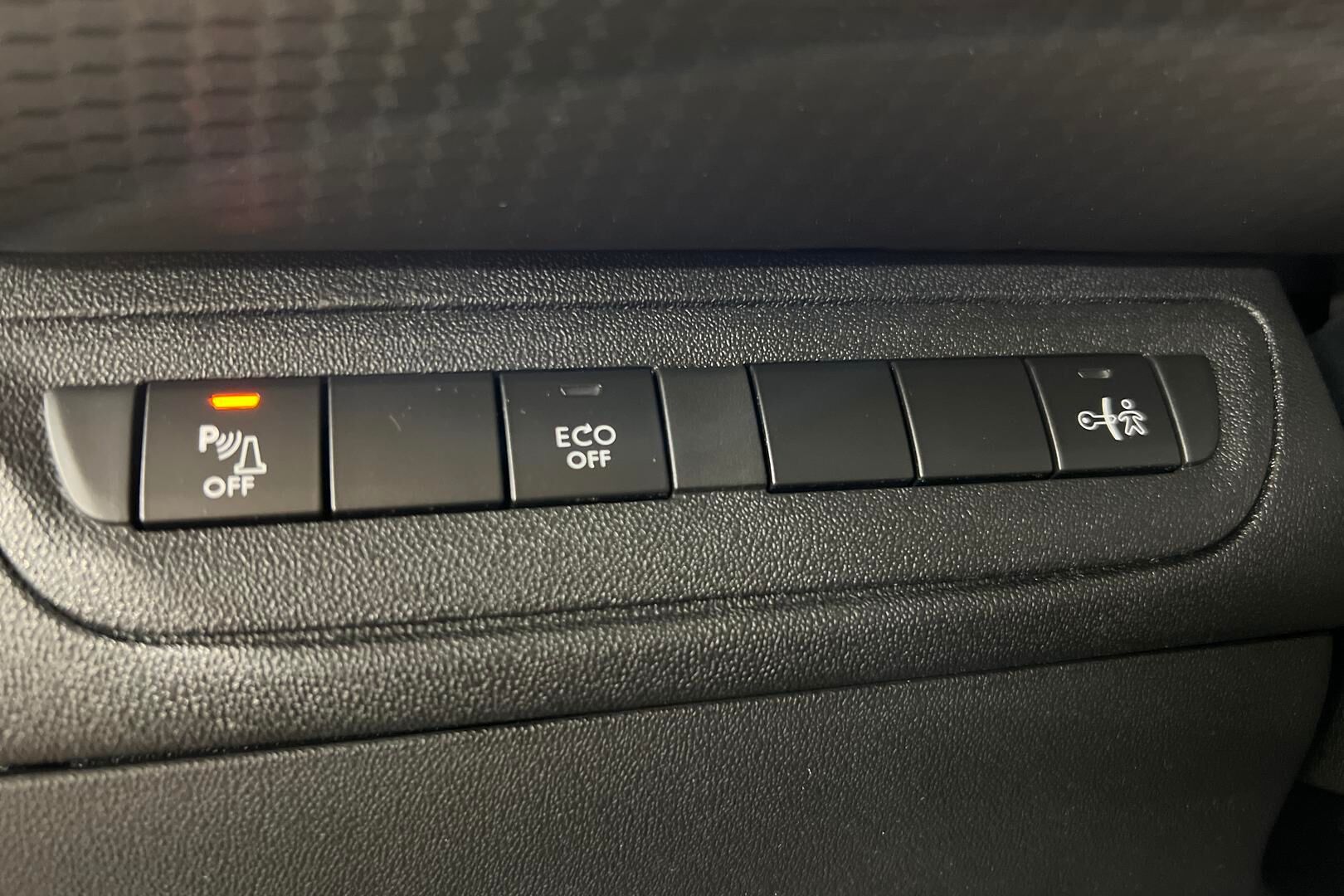 Peugeot 208 iso kuva 14