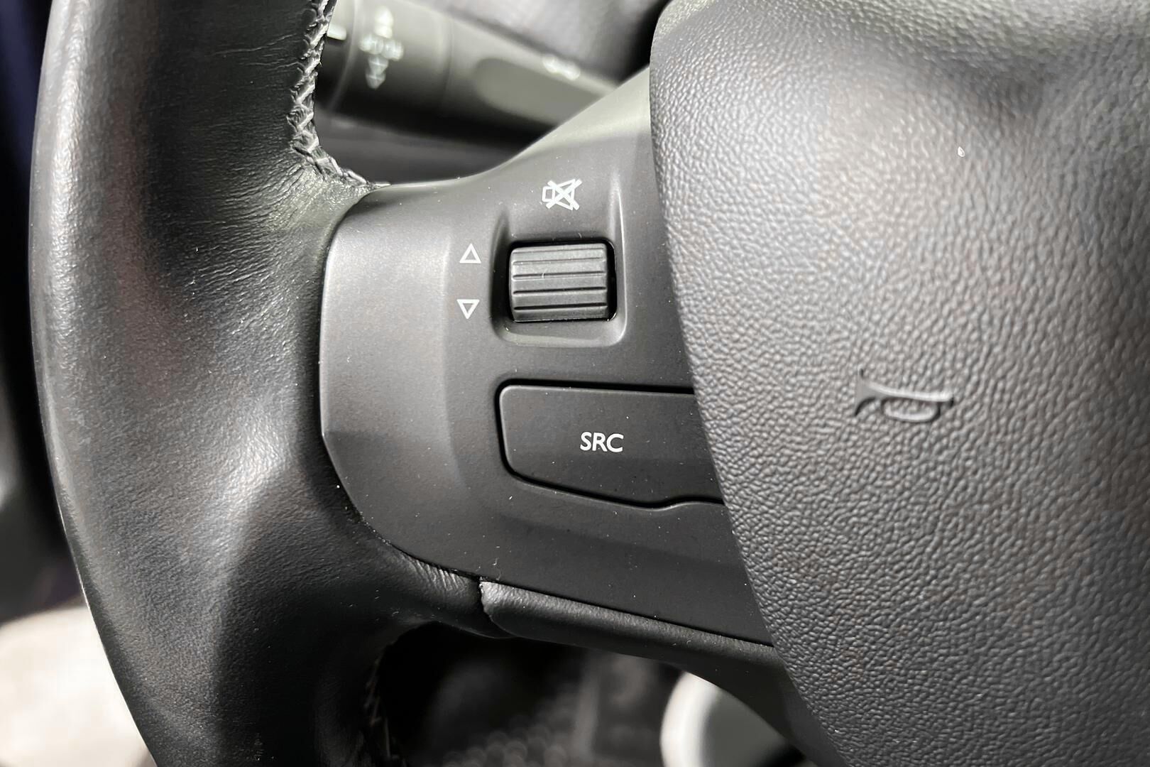 Peugeot 208 iso kuva 15