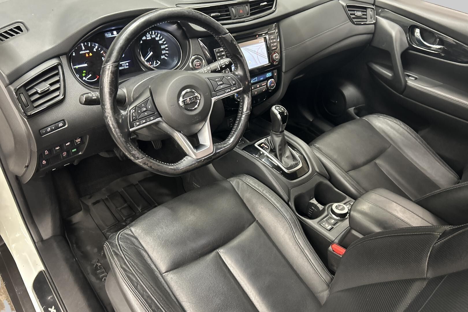 Nissan X-Trail iso kuva 9
