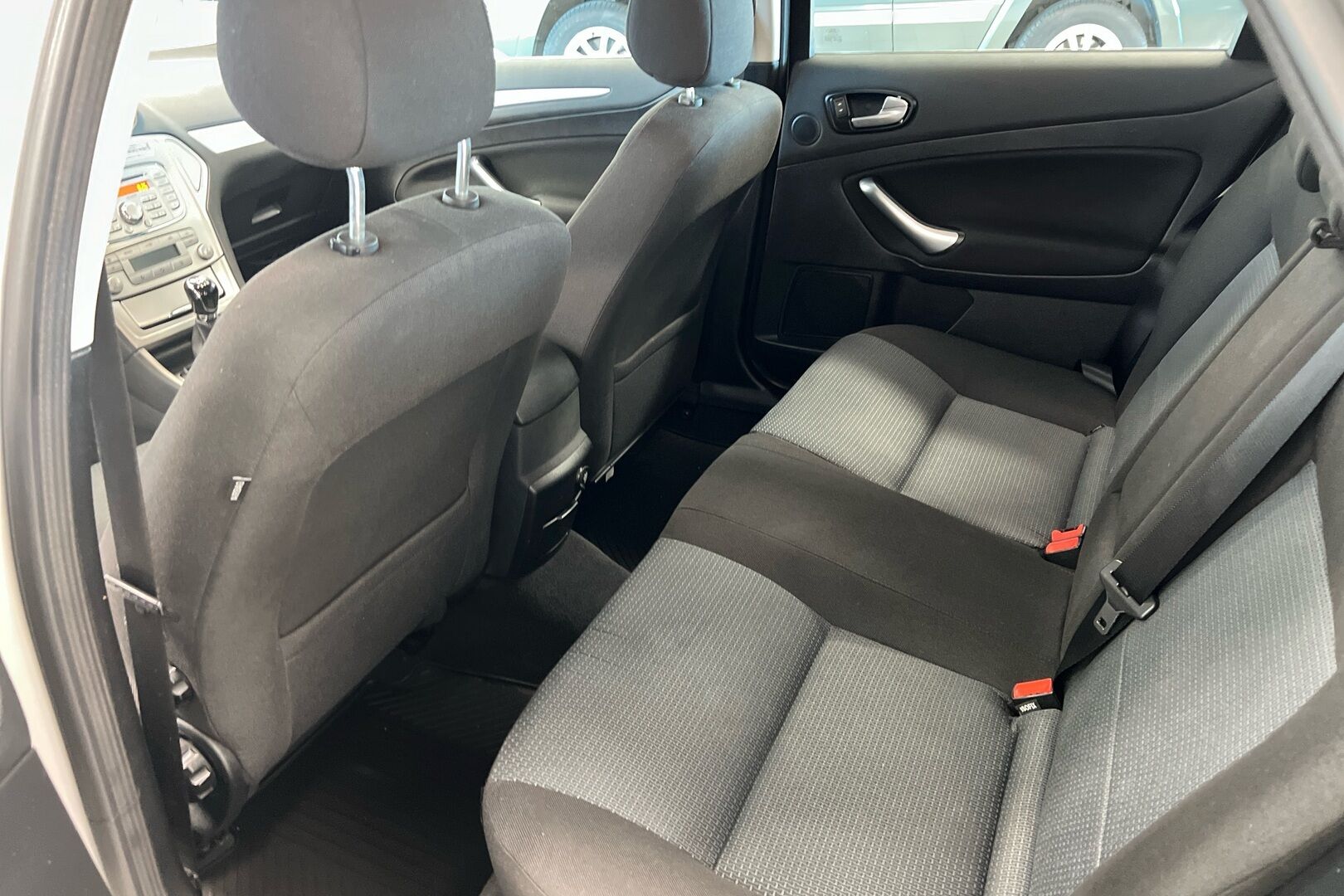 Ford Mondeo iso kuva 8