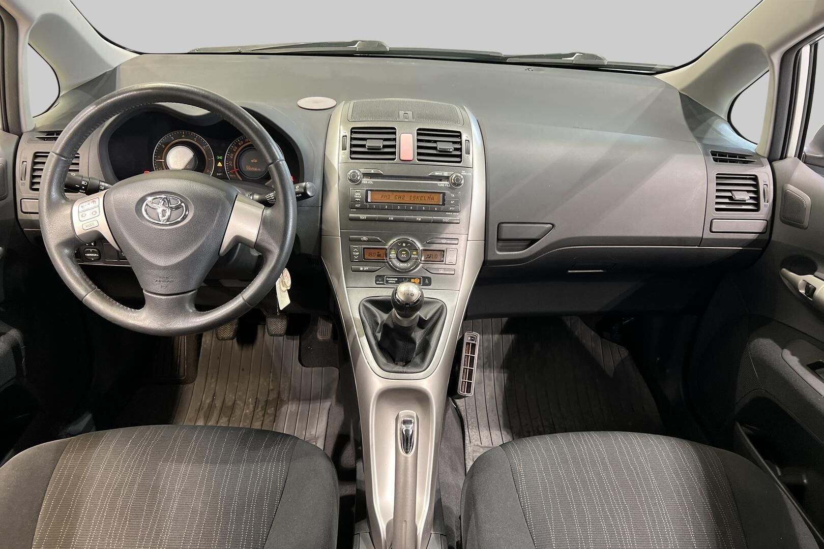 Toyota Auris iso kuva 11