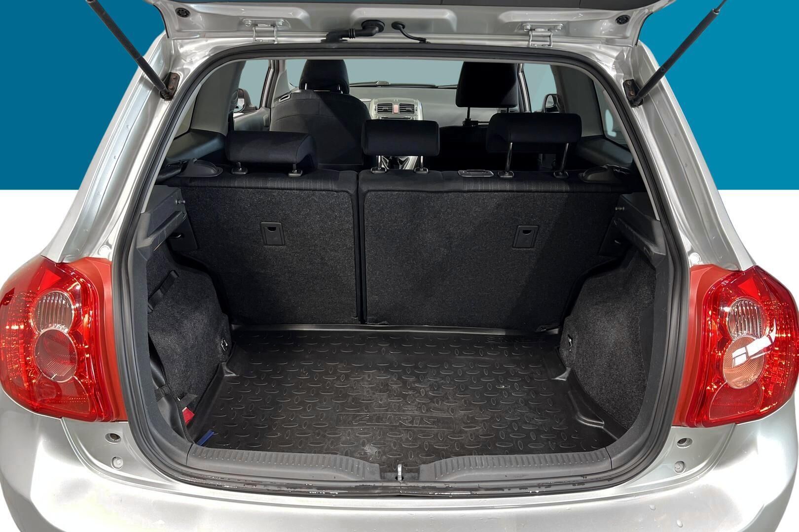 Toyota Auris iso kuva 12