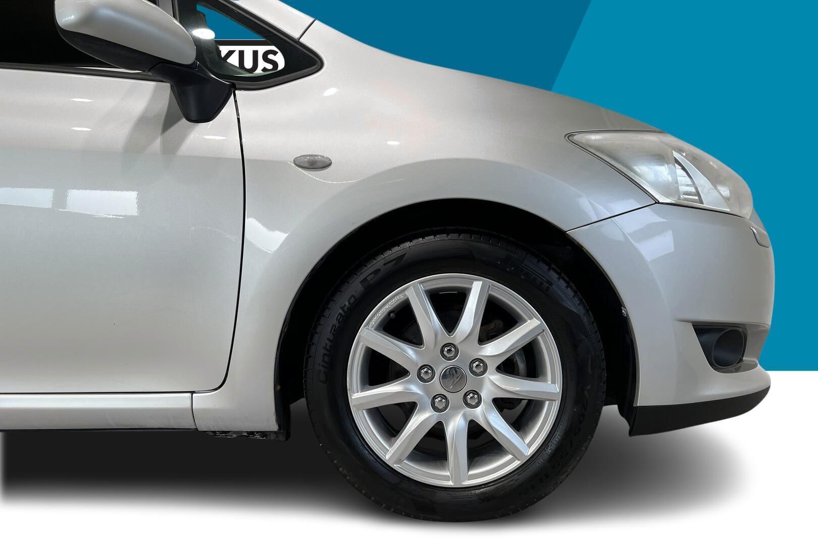 Toyota Auris iso kuva 13