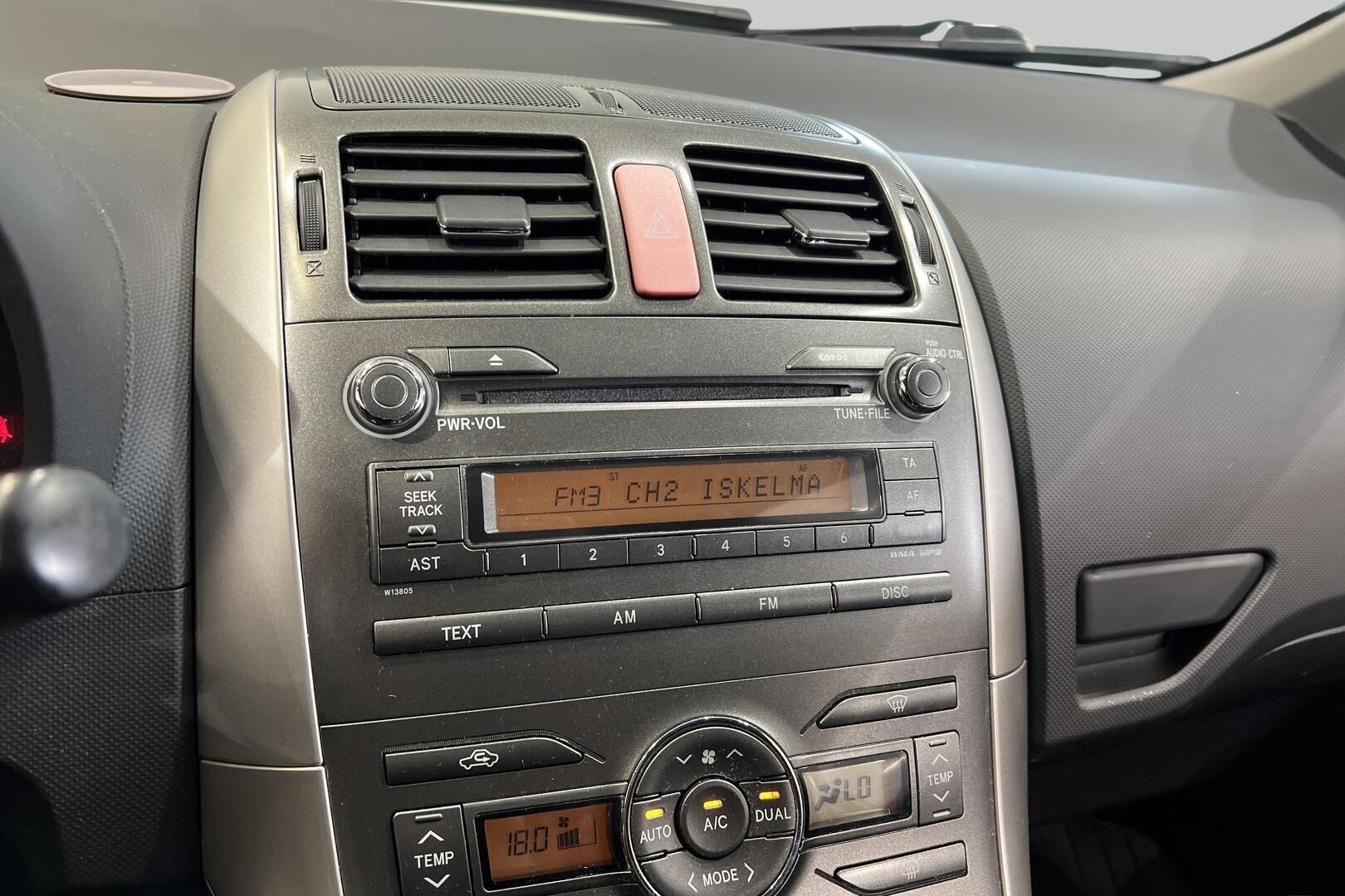 Toyota Auris iso kuva 15