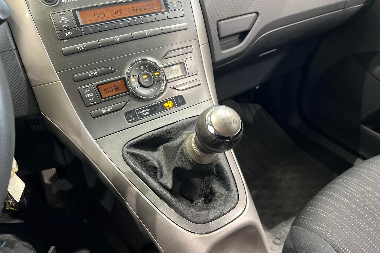 Toyota Auris iso kuva 16