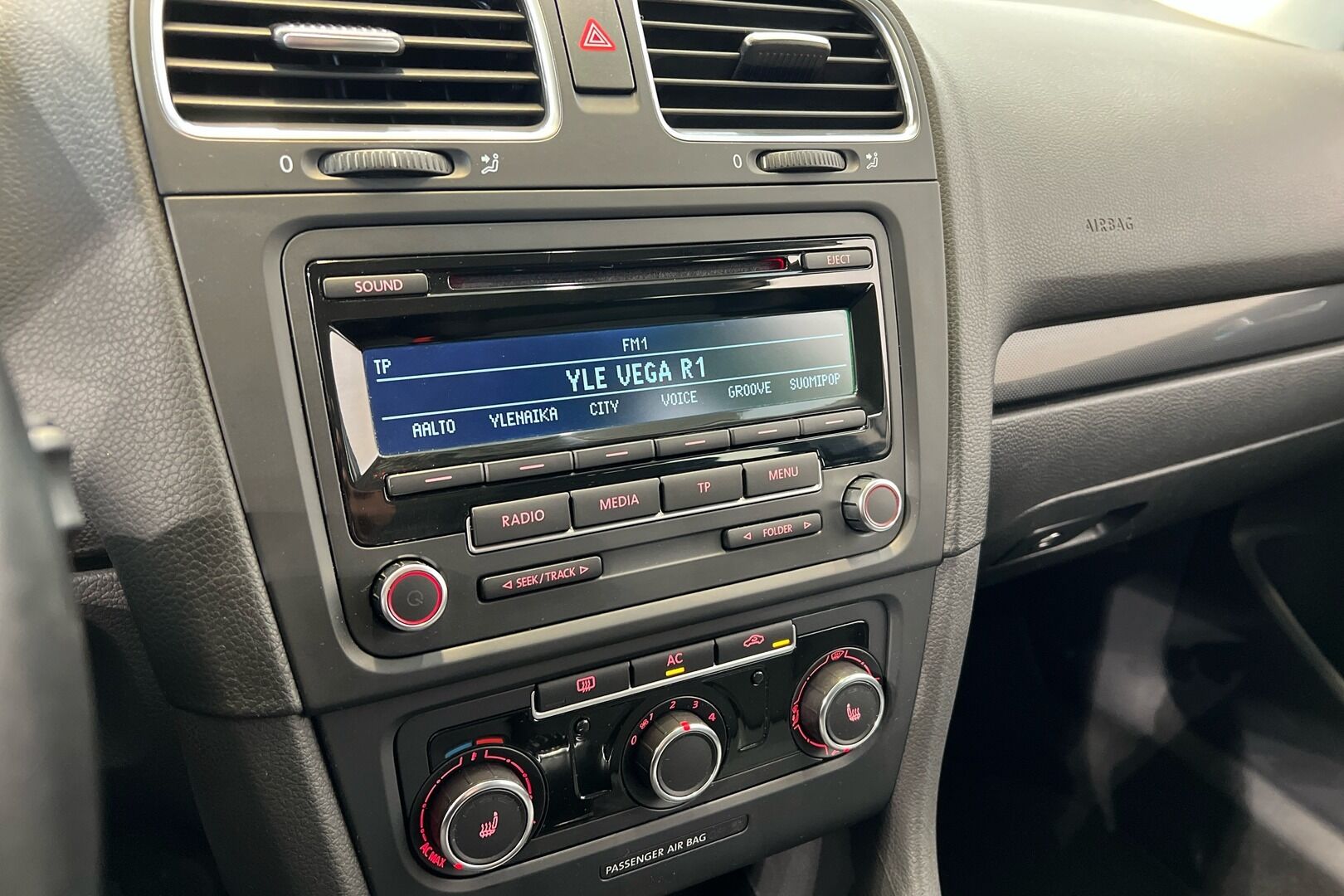 Volkswagen Golf iso kuva 15