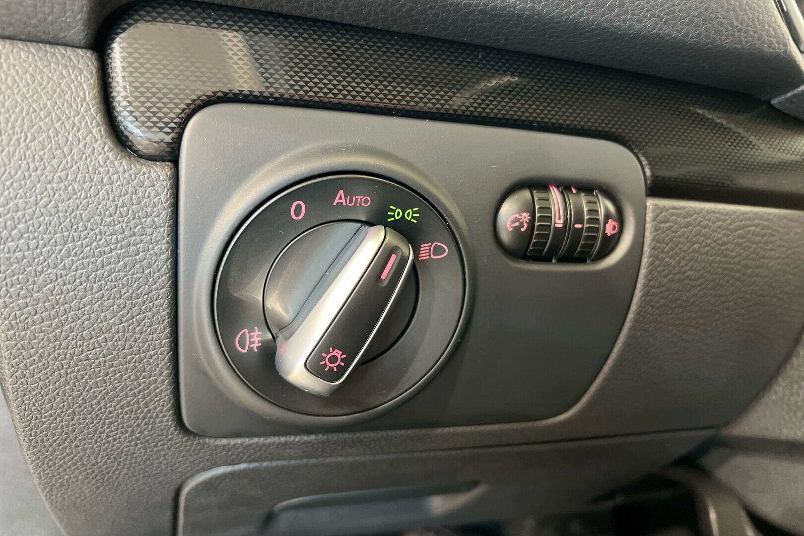 Volkswagen Golf iso kuva 17