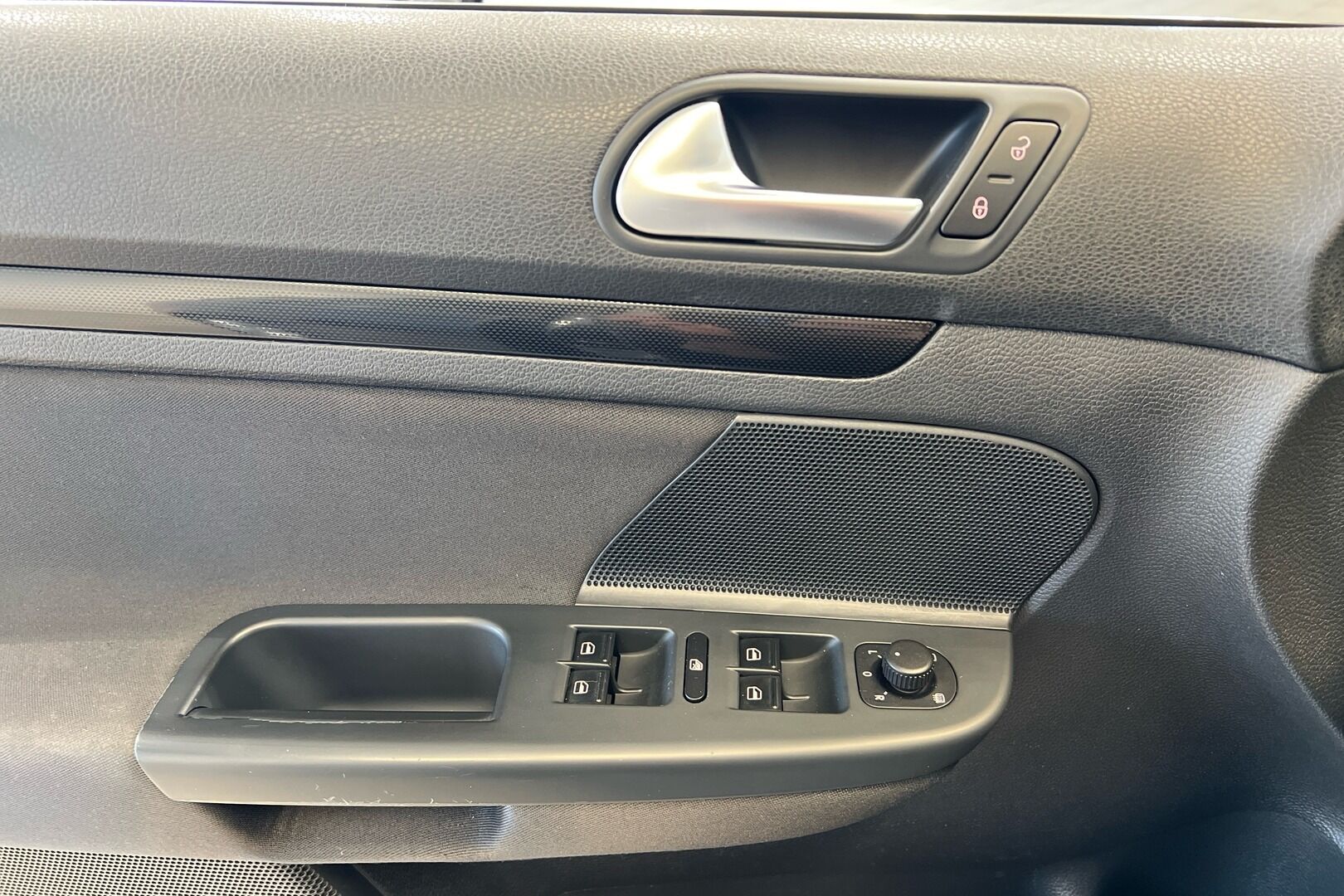 Volkswagen Golf iso kuva 18