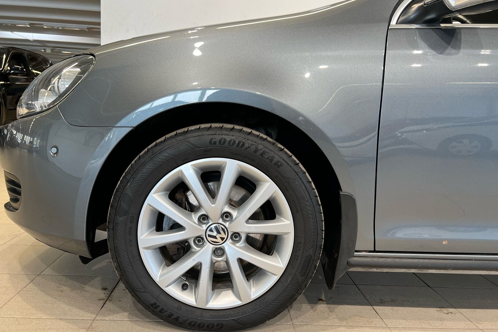 Volkswagen Golf iso kuva 9