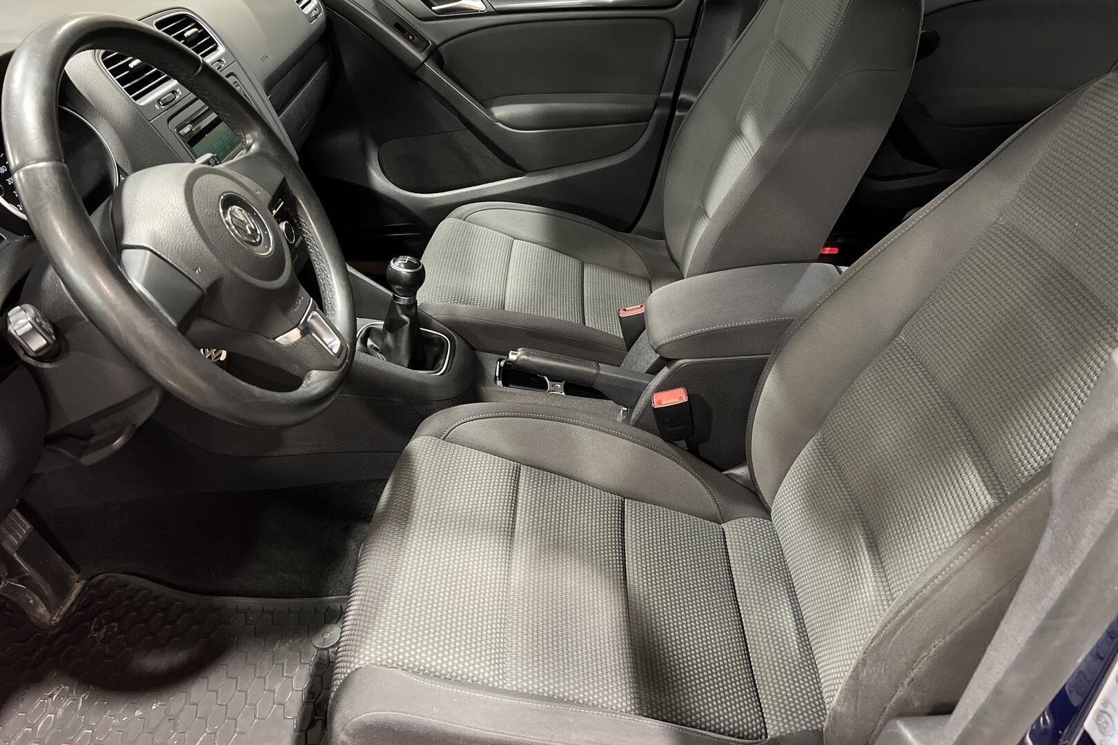 Volkswagen Golf iso kuva 8