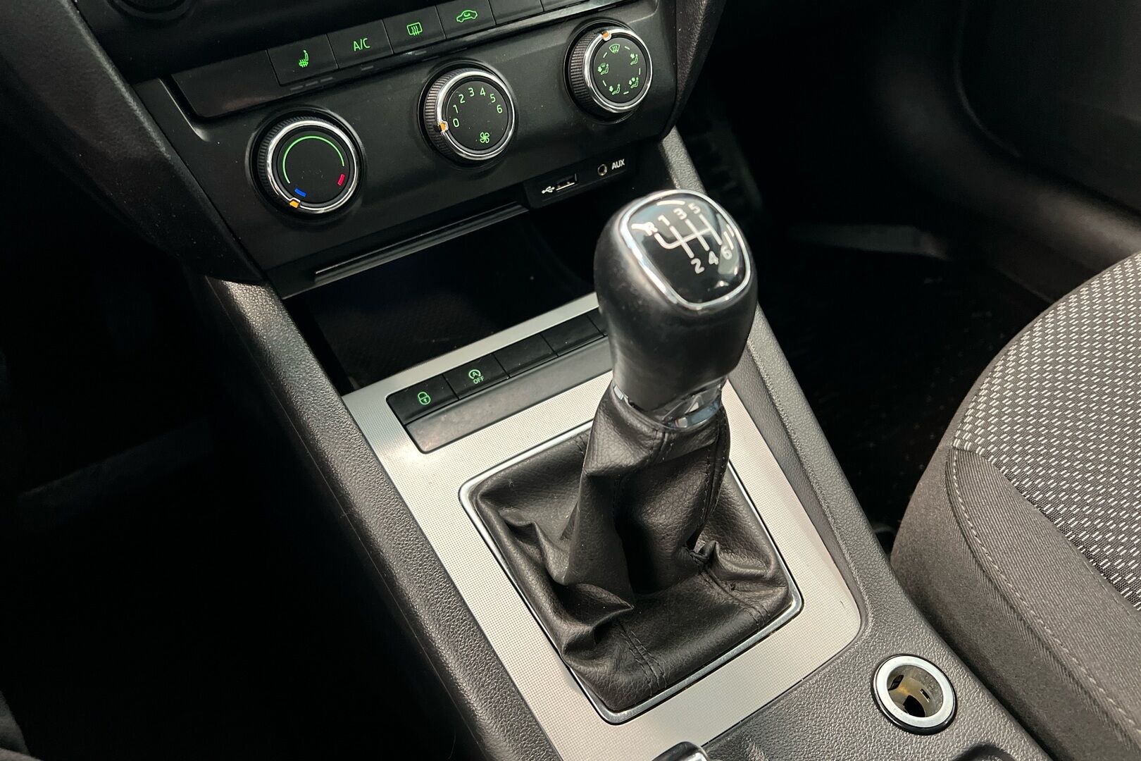 Skoda Octavia iso kuva 12