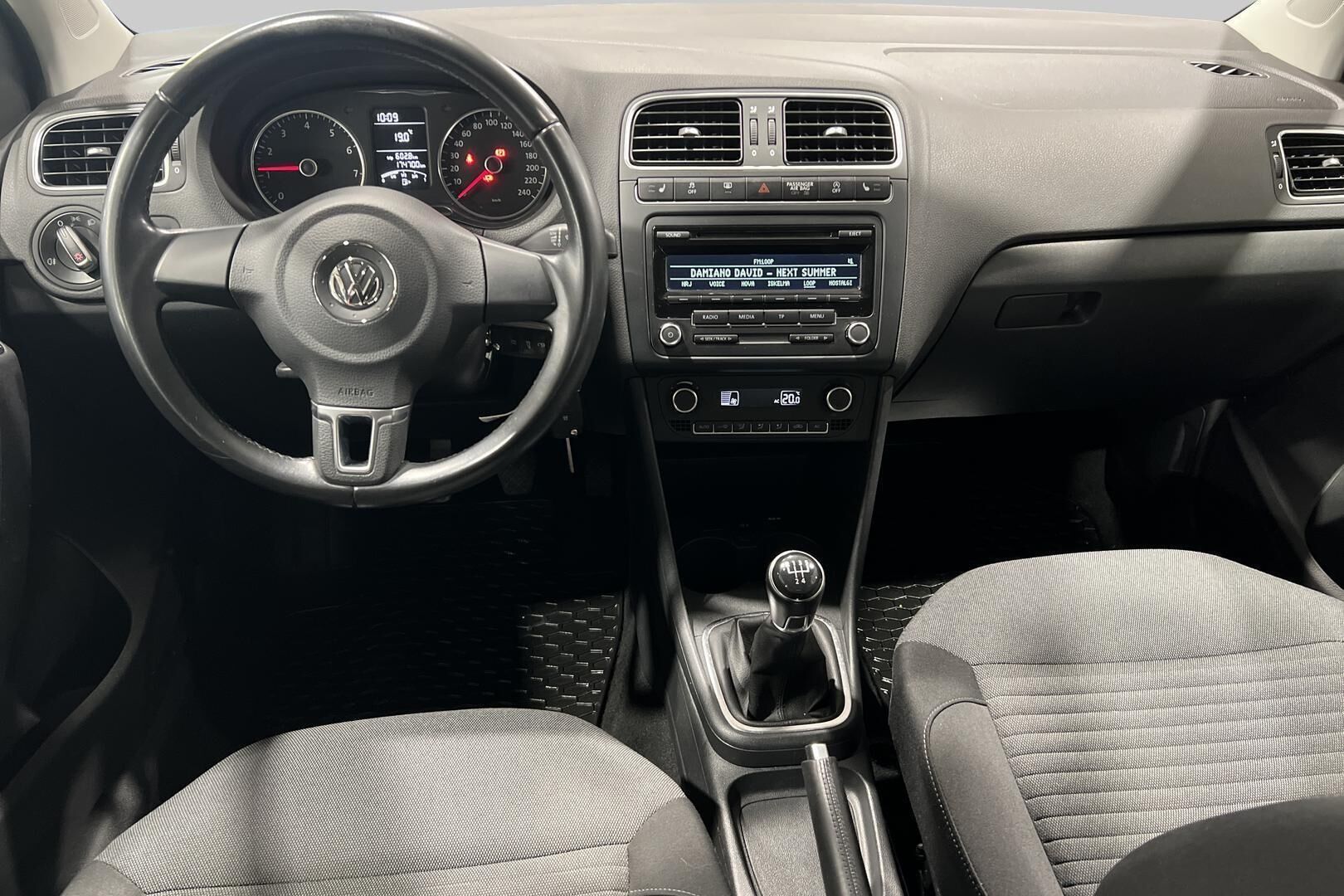 Volkswagen Polo iso kuva 11