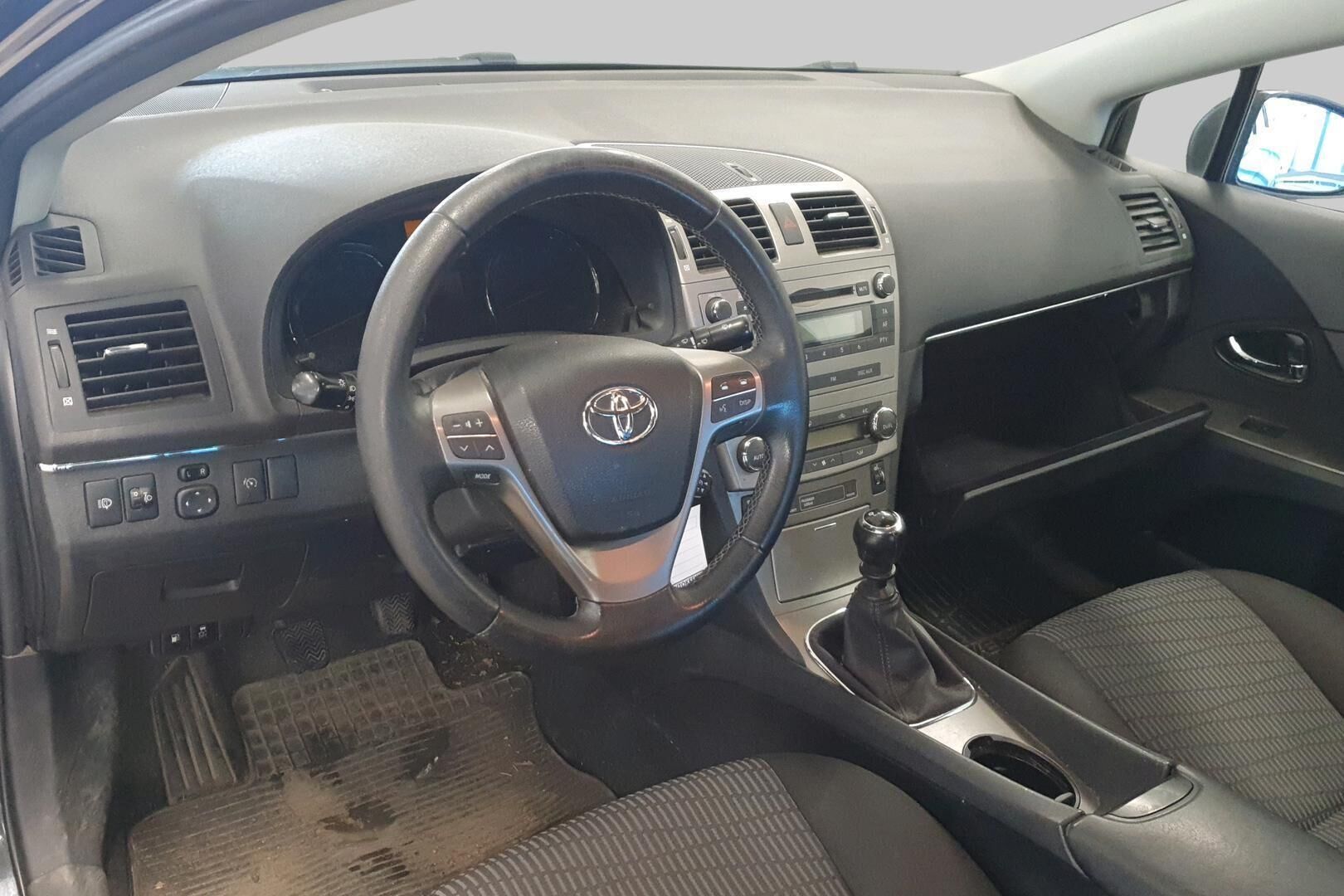 Toyota Avensis iso kuva 2