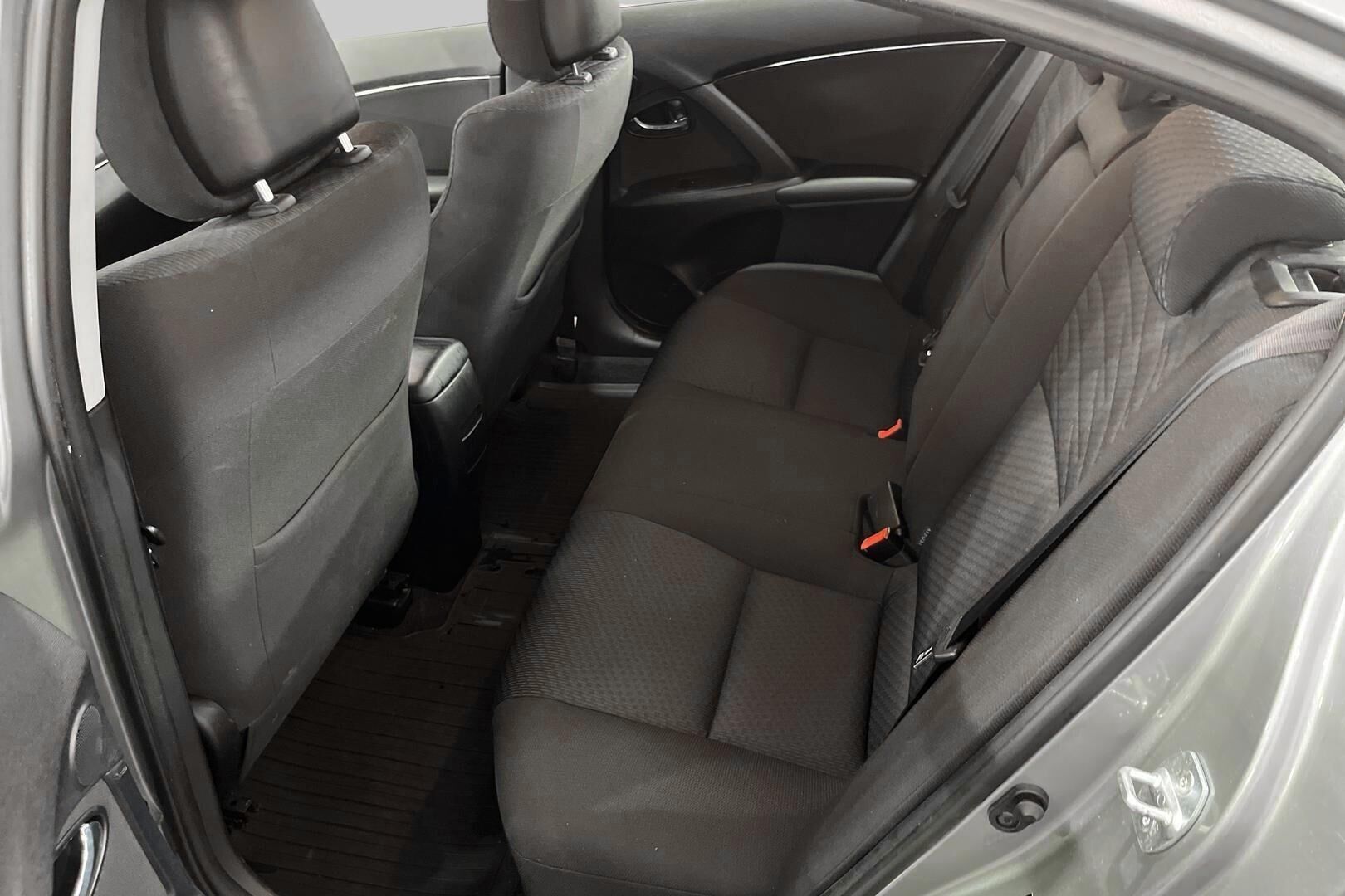 Toyota Avensis iso kuva 10