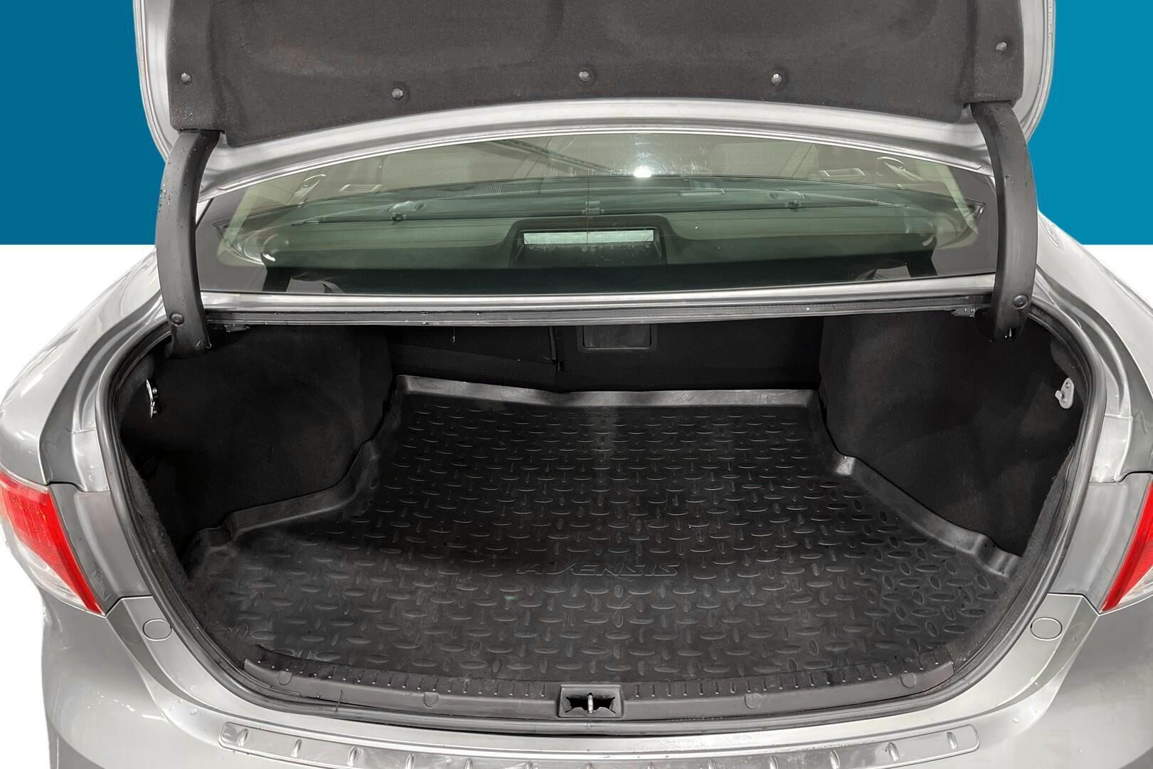 Toyota Avensis iso kuva 12